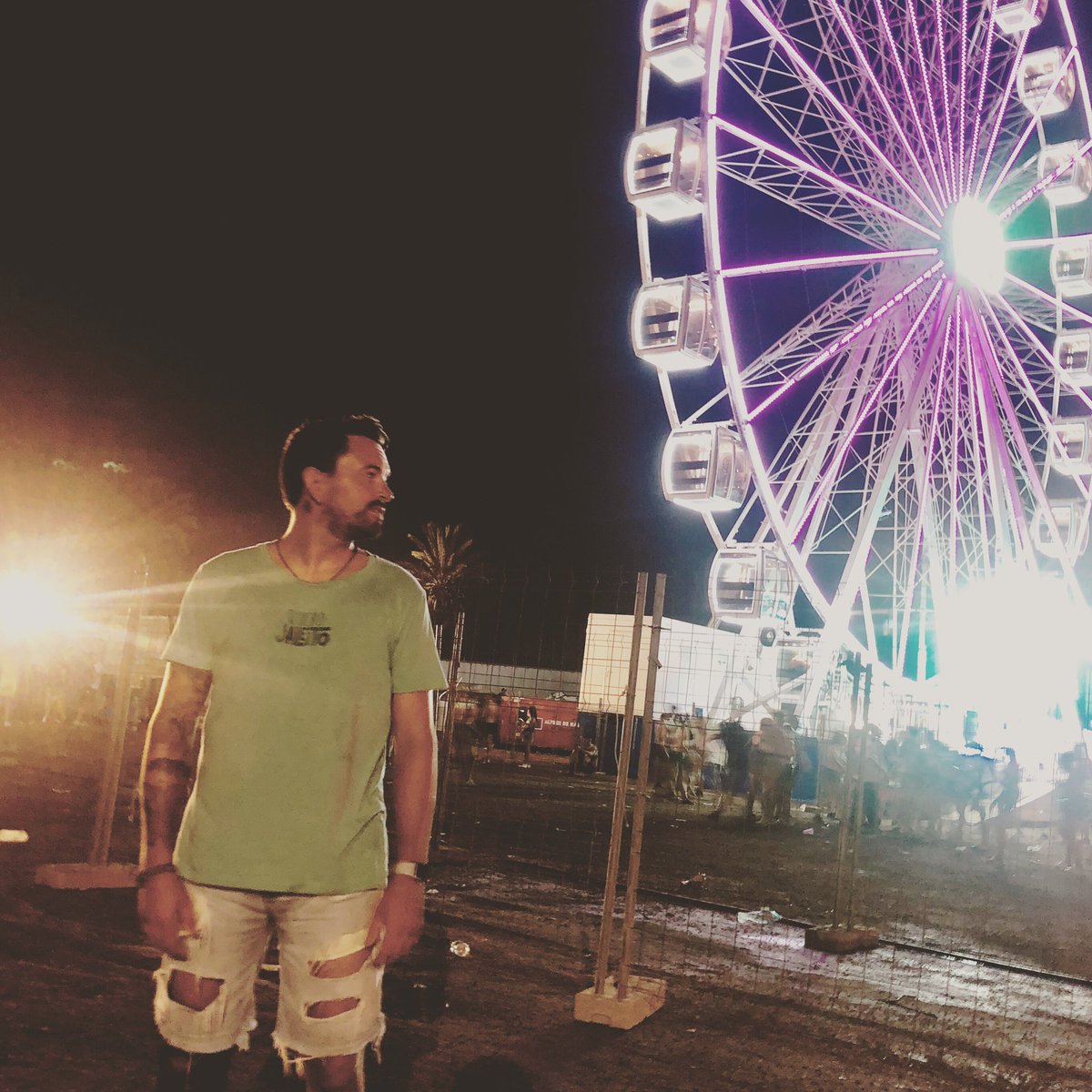 La vida puede ser como una noria, lo mismo estás abajo como puedes estar arriba, pero nunca olvides jamás como conseguiste llegar arriba.