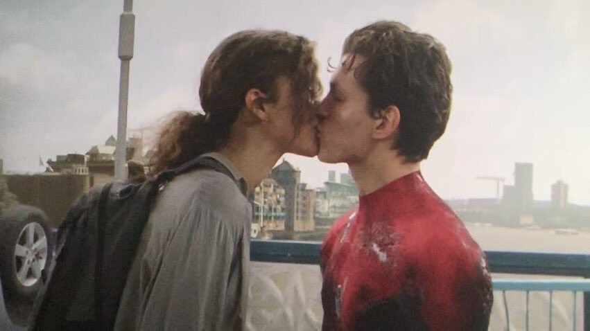 peetasliv's tweet photo. Spider-Man became an Avenger, went through the blip , fought thanos and his army, lost his father figure, got blind sided from mysterio, fought mysterio, got a gf and then got exposed. YOU CANT JUST TAKE HIM OUT OF THE MCU AFTER ALL OF THIS #SaveSpidey #SaveSpiderMan https://t.co/HQz9f7IbtX