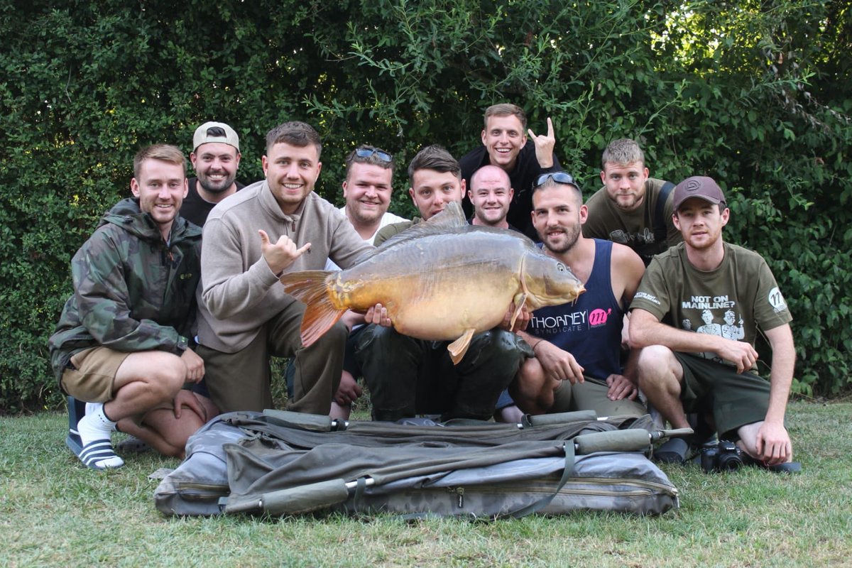 Rowe_26's tweet image. Ultimate social 🇫🇷 
What a great venue ! 
.
.
#Lacdesirè1 #MainlineBaits #Atomictackle #Gardnertackle
.
.