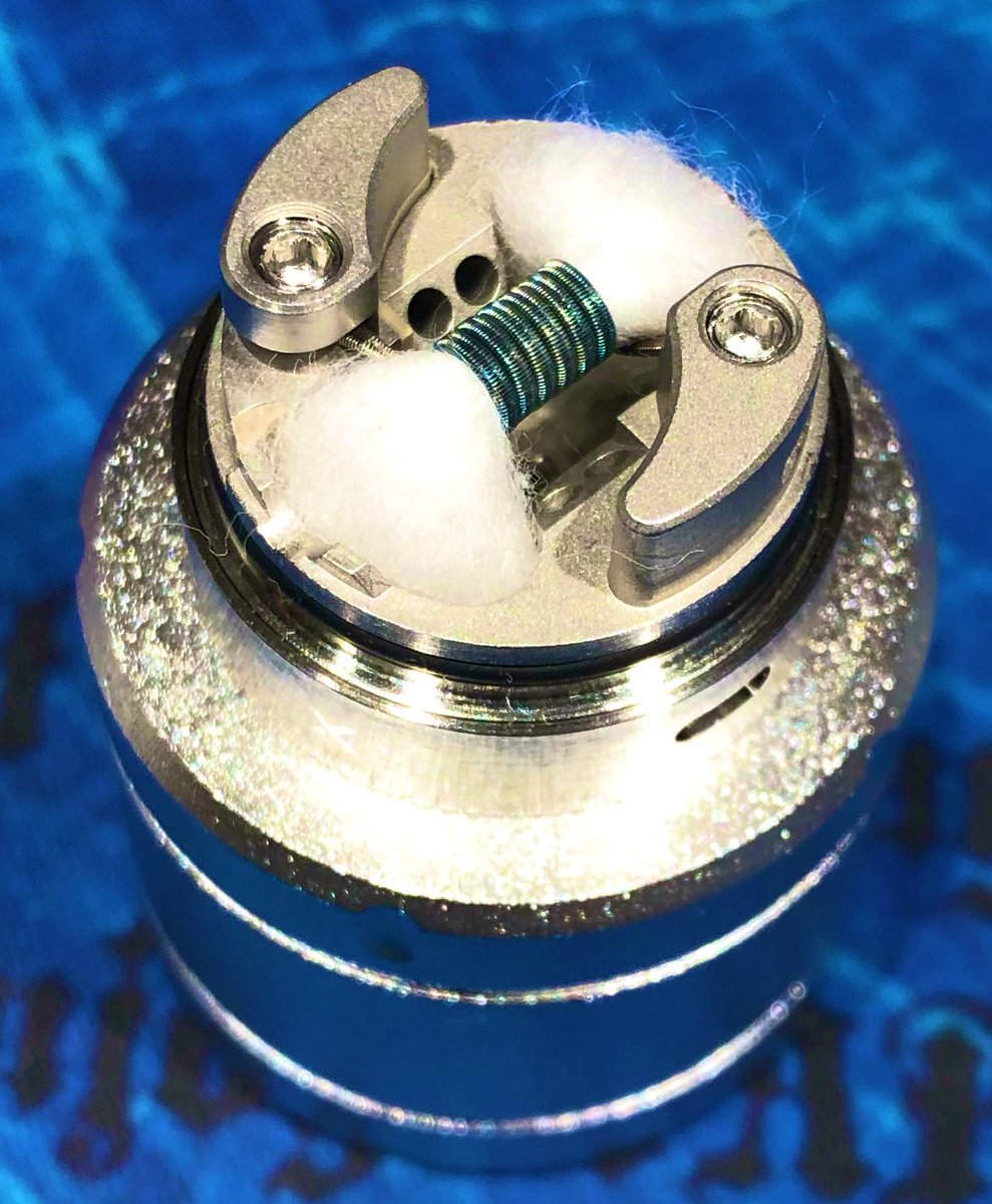 peche_24h's tweet image. 壁|●･ω･)ﾉнёιιο!✩*॰
どうも...Pecheですw

皆さん、今日も一日
お疲れ様でした(˙꒳​˙  )

急な雨にお気をつけ下さい(´×ω×`)

#VAPE好き #ViciousAnt
#GAMEOVER3 #LEMONTWIST

安定のビルド &amp;amp; 安定の美味しさ...
(๑•̀⌄ｰ́๑)b