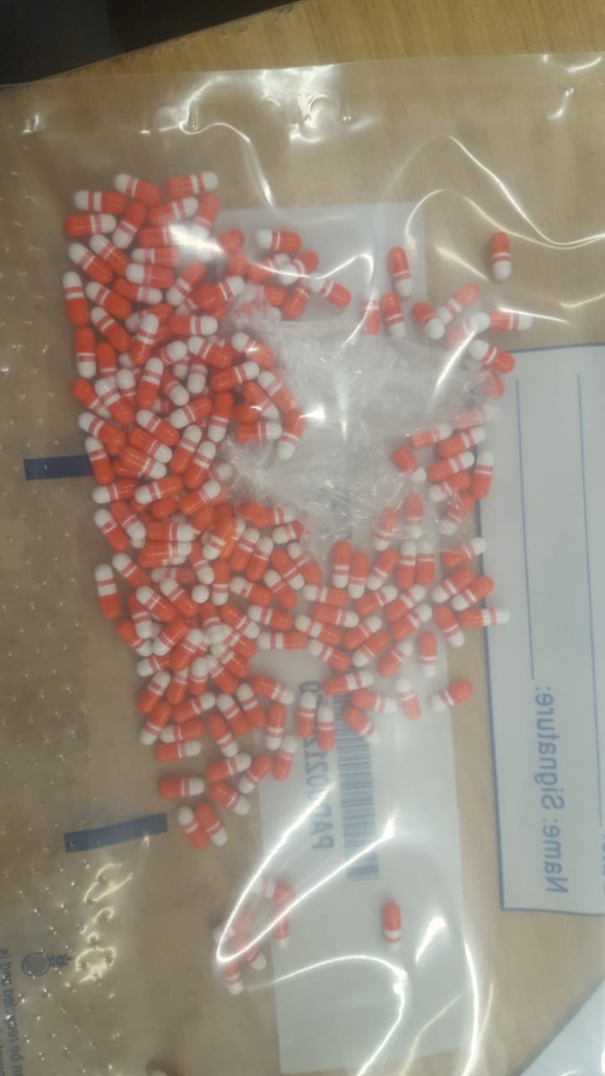 SAPoliceService's tweet photo. #sapsKZN Durban: 3 Suspected drug dealers arrested by Police officers from the Ethekwini Inner South Cluster. Capsules containing heroin & firearm & ammo seized. #OperationFielaII #DrugsOffTheStreets ME
https://t.co/QmgykIG7Dx https://t.co/hjlpMwE01Y