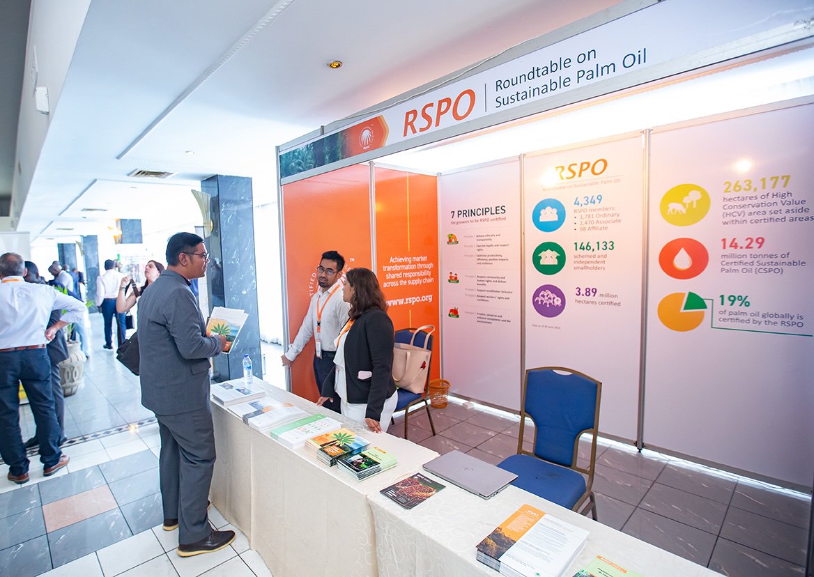 RSPOtweets's tweet photo. 200 delegates came together yesterday for Africa’s 3rd Sustainable #PalmOil Conference, hosted by #RSPO &amp; @proforest, to discuss the urgent need for a long-term sustainable development plan for oil palm production in the region.
Read takeaways here > https://t.co/09WqxZgv1Y https://t.co/7NGLq7956k
