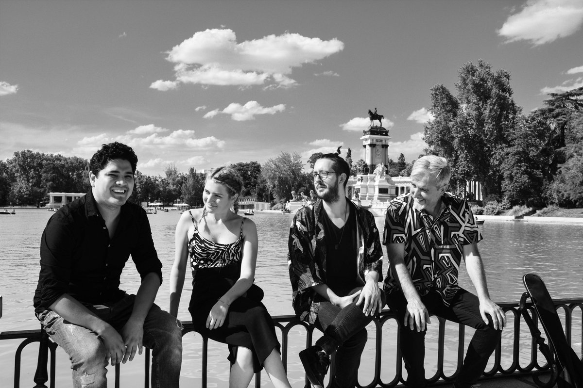 PurpleLemonBand's tweet photo. Hace unos días estuvimos por Madrid y aprovechamos para hacernos fotos. Fuimos a un lugar bastante emblemático de la capital. 🙂

#purplelemon #band #soul #ryb #funk #neosoul #photoshoot #retiro #picoftheday #photography #music #byn https://t.co/Ii8OnKOObb