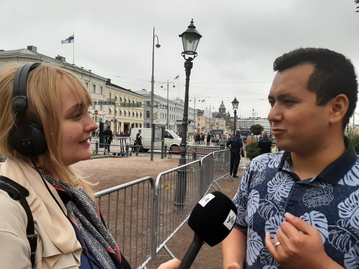 Mielenosoittajat ovat alkaneet kokoontua Presidentinlinnan tuntumaan. Paikalla ovat mm <a href="/amnestyfinland/">Amnesty Finland</a> ja nyt <a href="/SannaRaitaaho/">Sanna Raita-aho</a> n haastateltavana <a href="/Kokoomusnuoret/">Kokoomusnuoret</a> <a href="/Abdali_Reza/">Reza Abdali</a> #rspäivä #putin