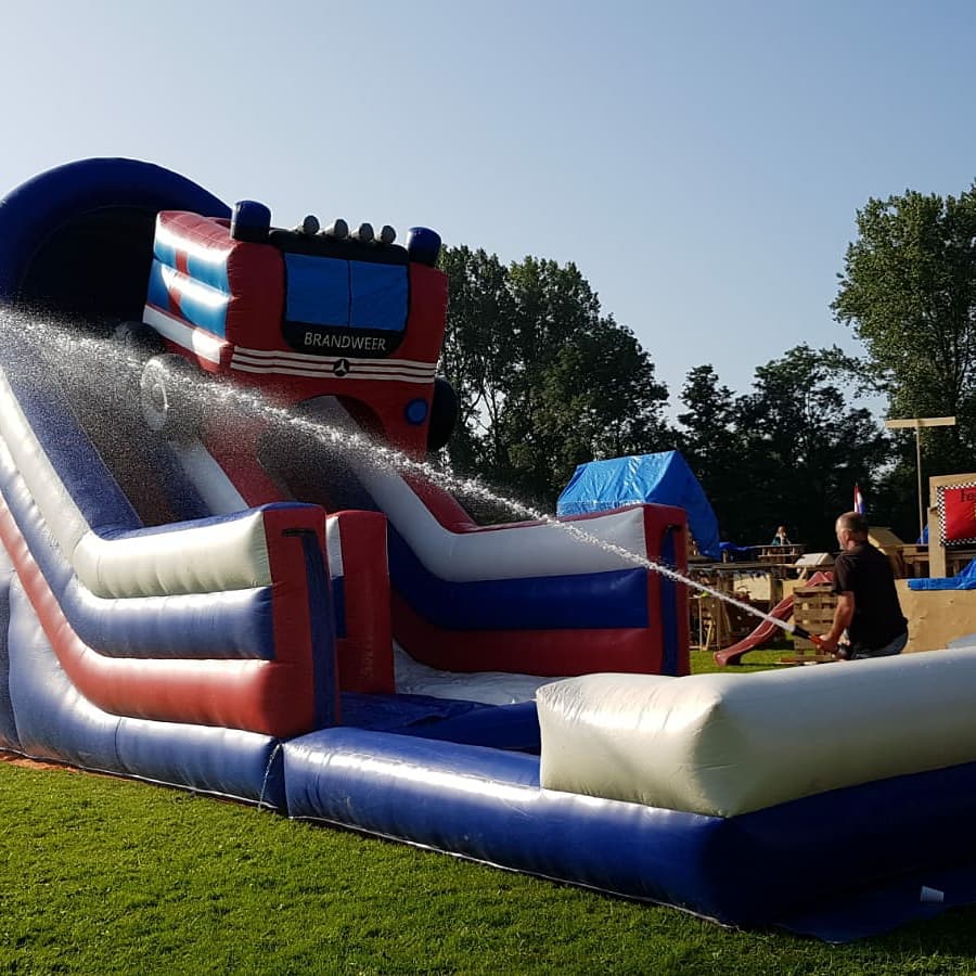 BrandweerSSM's tweet photo. Vanochtend waren wij aanwezig bij #Kinderstad #Sassenheim. We assisteerden met het vullen van de #brandweer #waterglijbaan. #SassemParaat https://t.co/8khOokfLFd