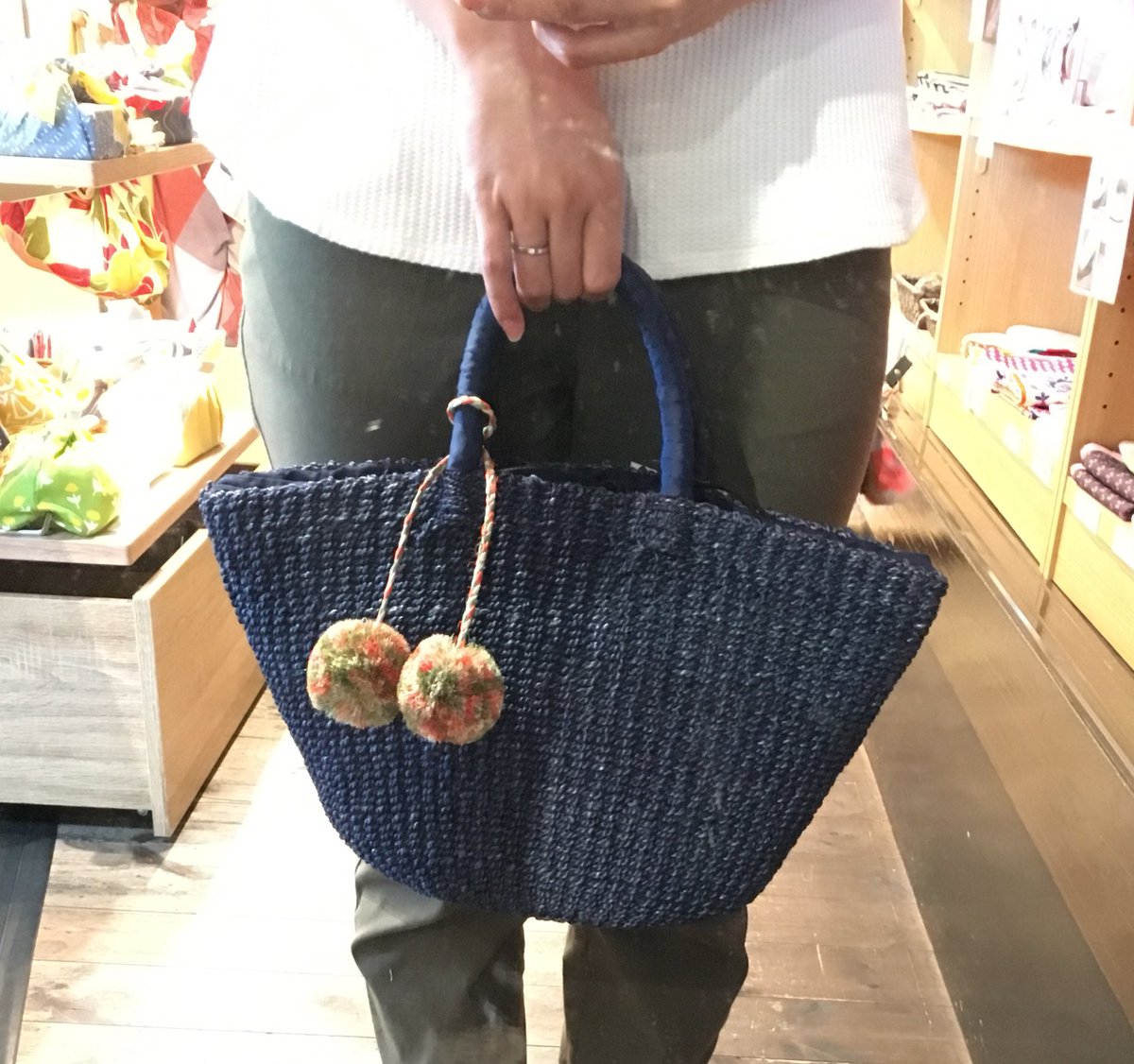 和小物 椿や スタッフ ハイブランドも使用している素材のアバカバッグ 人気で再入荷を数回 今期の入荷は最後 アップしている側からお買い上げいただき 残りこちらの2点となりました ボンボンはお手持ちのバッグにつけても可愛いですよ 椿や 和