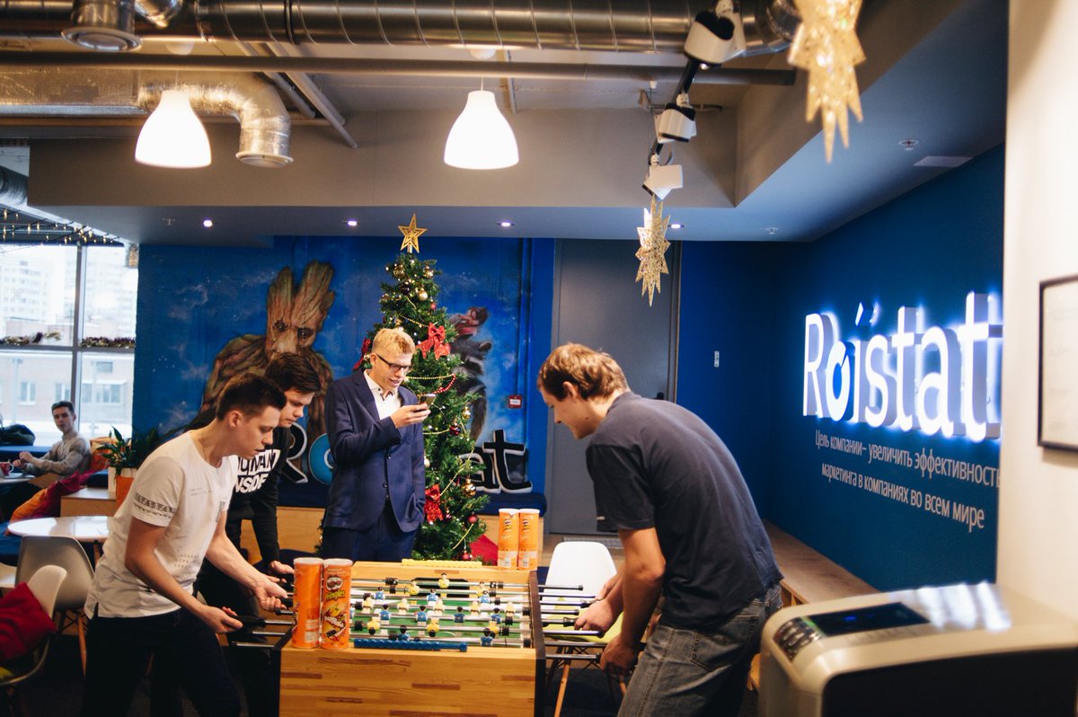 roistatcom's tweet photo. 👀  На фото ребята из #roistat_team на глазах @german_roistat играют на чипсы в настольный футбол. Такие турниры в нашем офисе — не редкость. А еще турниры по шахматам и Mortal Combat.

☝ Это не праздное шатание, а способ эффективно работать и… https://t.co/jdR6JHf6YU https://t.co/uwoBmXEPpw