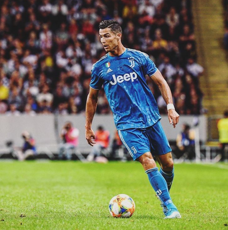 InvictosSomos's tweet photo. Cristiano Ronaldo (TVI): "Todavía me siento motivado para tratar de ganar premios colectivos e individuales. Si no, ya habría terminado. Sería fácil, porque no me falta nada. Pero lo que me impulsa es mi pasión por el fútbol y mi deseo de ganar". #FraseAEnmarcar https://t.co/MUytsVkpLX