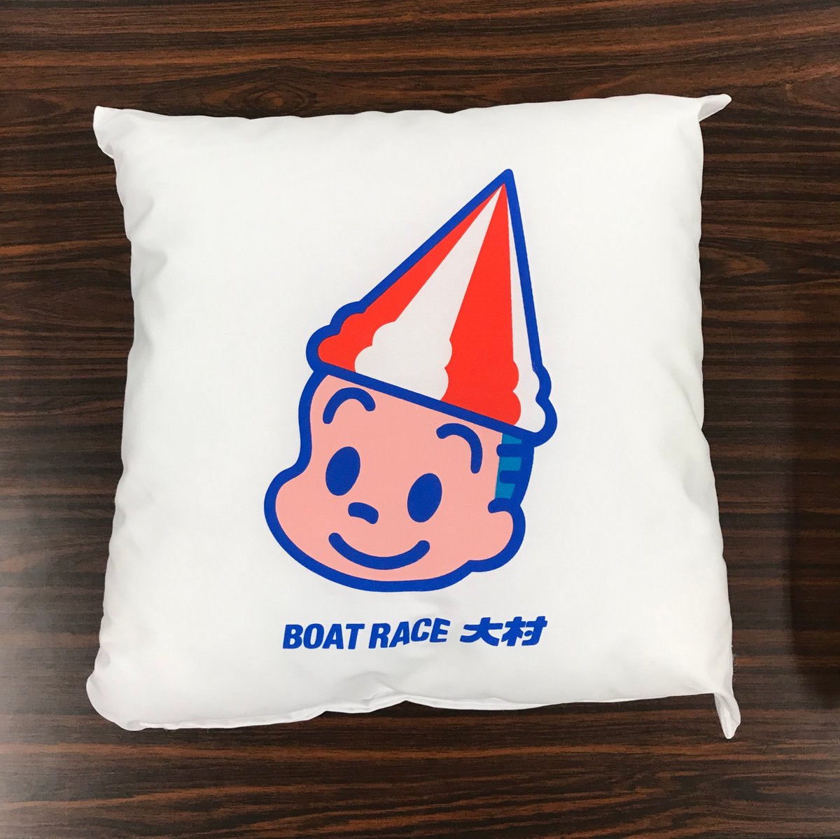 公式 ボートレース大村 令和４年度sgグランプリ開催決定 Sur Twitter 素晴らしきムダ知識 ボートレース大村の ターンマーク坊やクッションは クッションが造られた時期により 若干全体の色味が異なる トリビアの泉 ボートレース大村 ボートレース