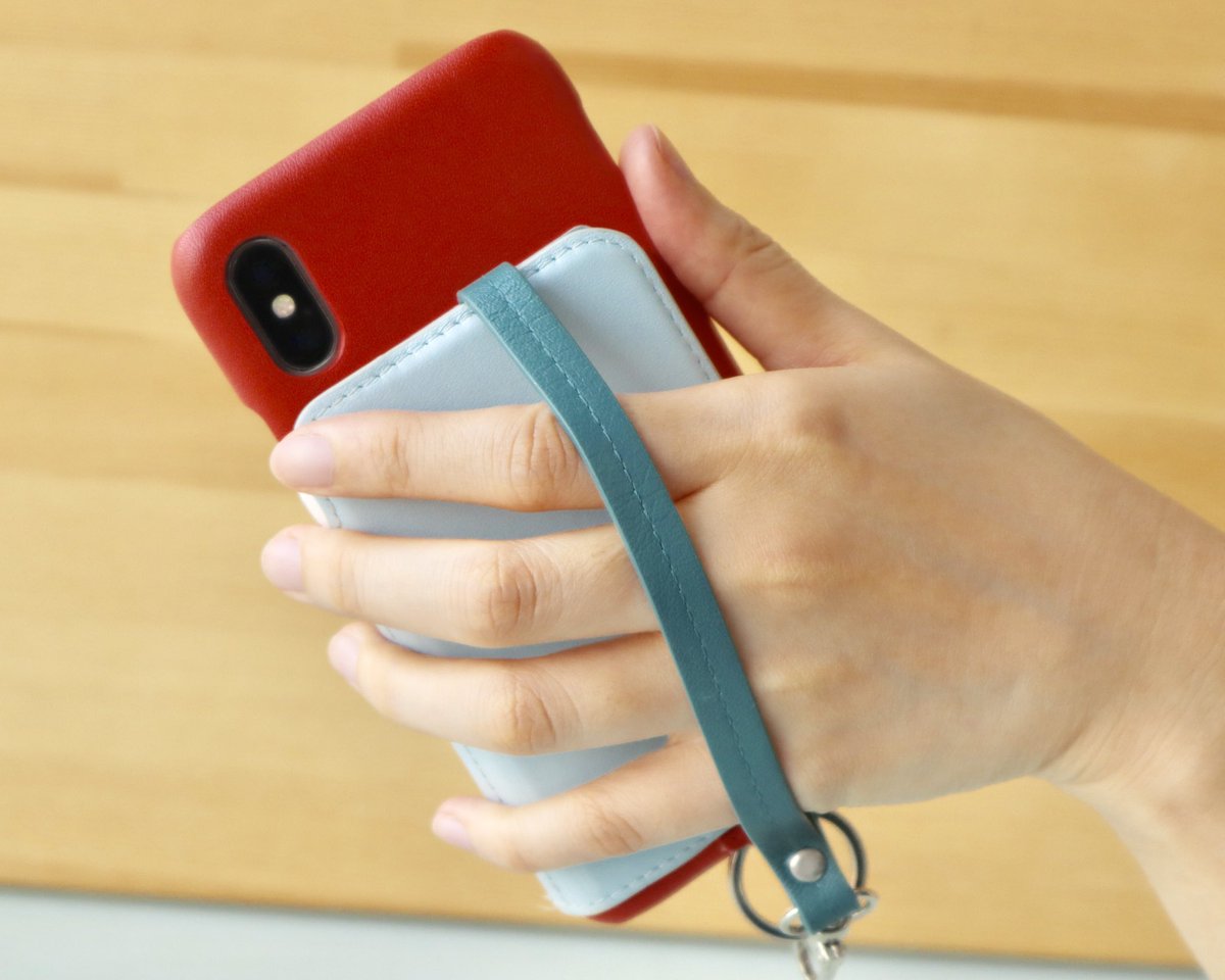 Rakuni Iphone12 準備中 某ライターさんから 紐いらないんじゃない ストラップでいいんじゃない と新たなラクニハック 手がガバッと入る全部通し 人差し指をより固定する一部通し 死角がないじゃまいか Rakuni ラクニ