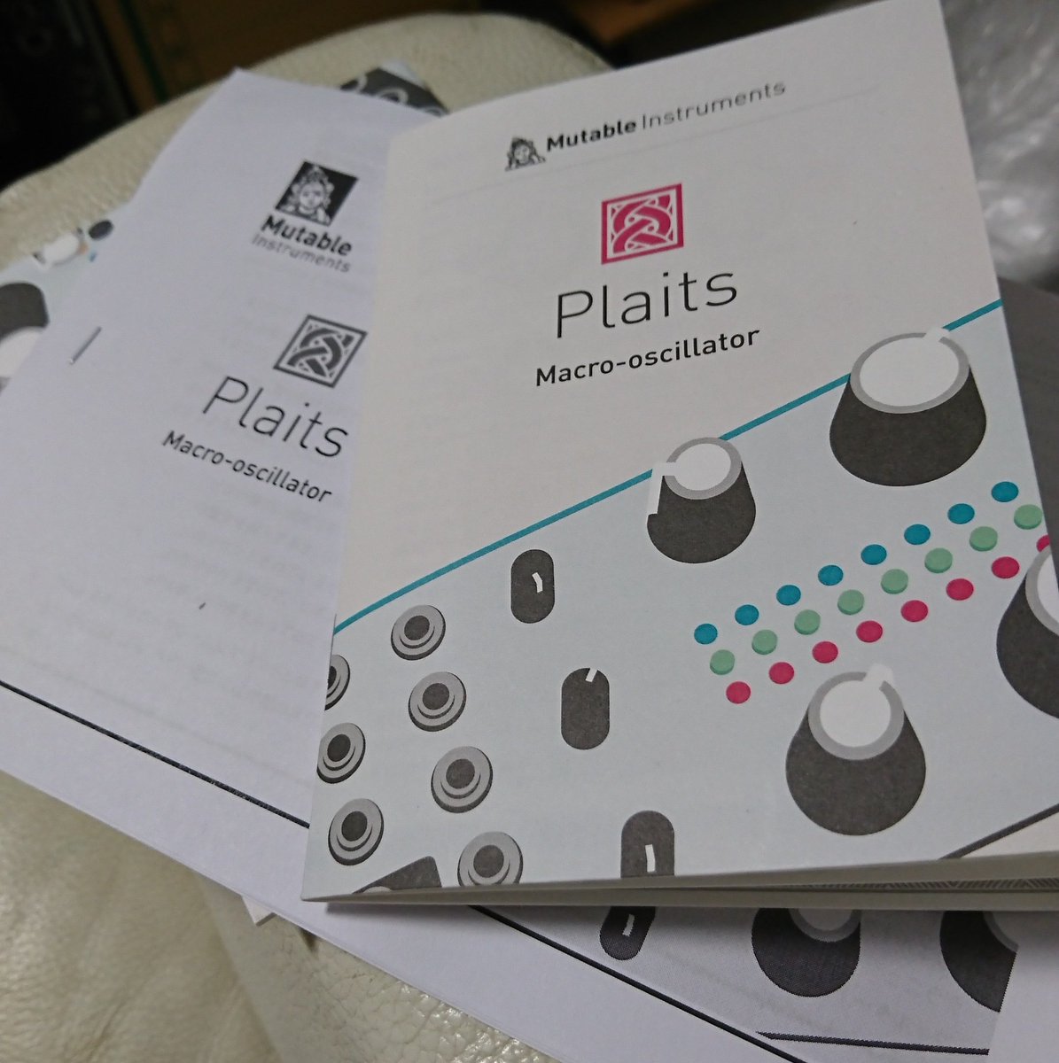 sui_k7bp's tweet image. 初心者だから英語版だけど頑張ってマニュアル読み終えたその下のペラ紙が、日本語マニュアルであることを知る😵 #mutableinstruments #plaits #modularsynth