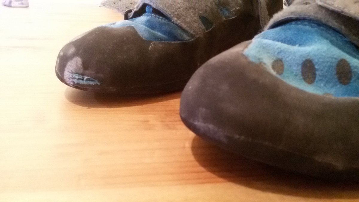 joviarch's tweet photo. Dear @lasportivatwitt this is my Tarantula after 10 climbing sessions. Clearly where 2 materials come together online on one shoe. My other #lasportiva shoes dont look like this after more than 100 sessions and its not a warranty case? #climbing #shoes https://t.co/uN3PJlnKS5