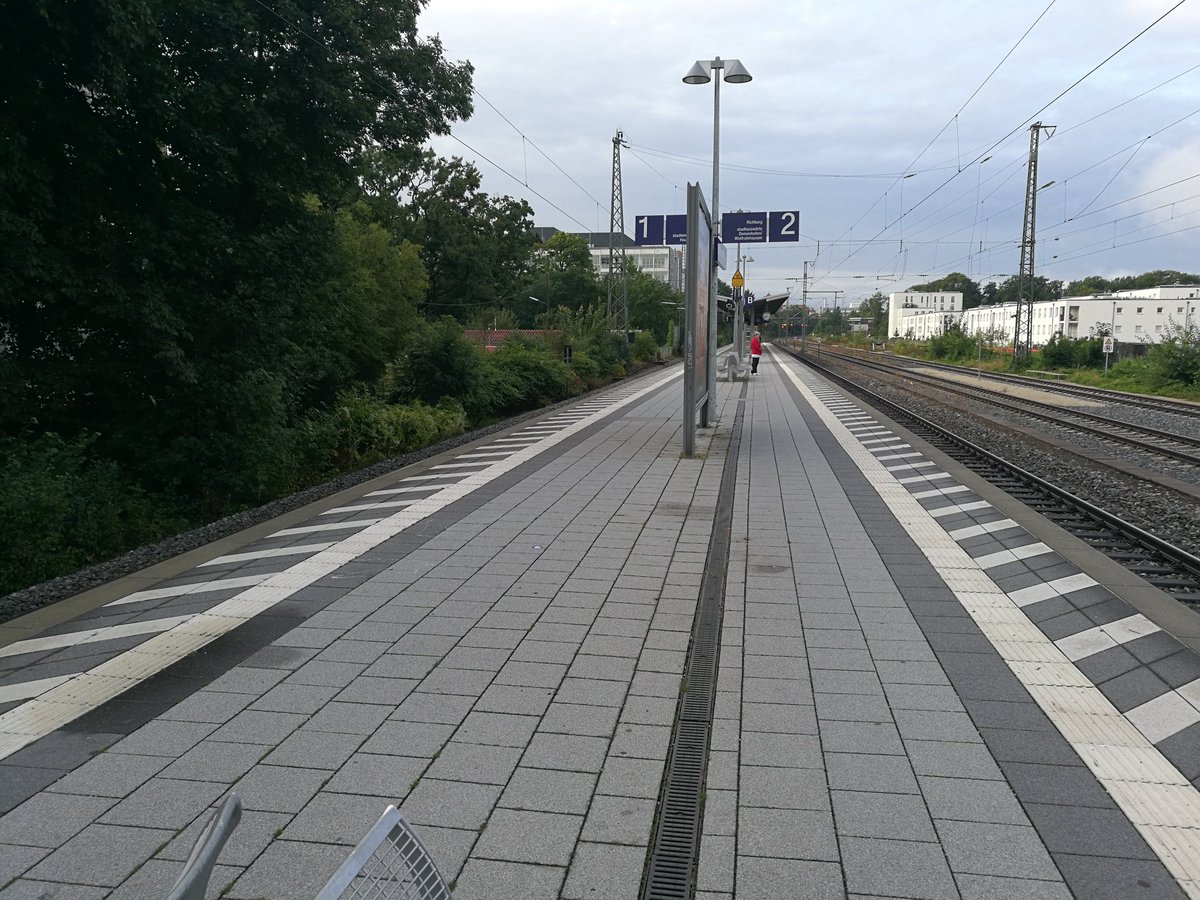 dahu133's tweet photo. Das Beta bei der Echtzeit-Livemap vom #München-Navigator ist zwar verschwunden, verlassen sollte man sich aber trotzdem nicht drauf 😕
Zug war wohl schon lange weg.
Kurz darauf auf der Gegenseite das Gleiche.@DB_Info https://t.co/chhtpsvdeV