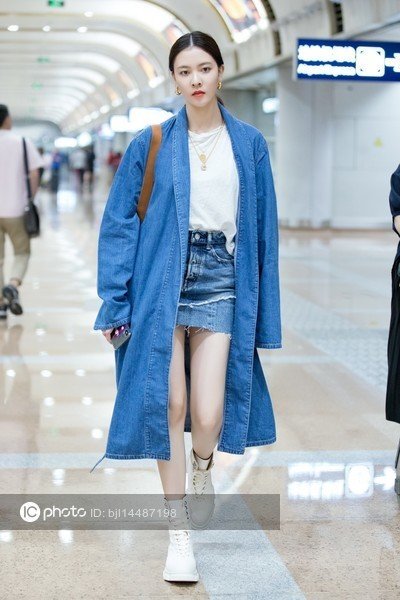 Imaginechina1's tweet photo. Chinese actress Cecilia Boey flaunts attractive slim figure with sexy long legs at Shanghai airport #CeciliaBoey #SongYanfei #宋妍霏
https://t.co/05dfbjzDM3 https://t.co/1G12tnw76U