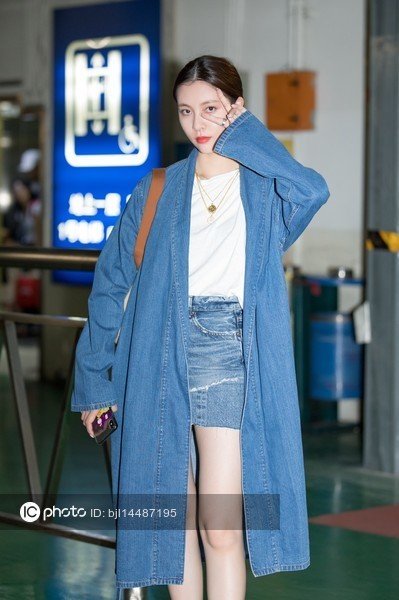 Imaginechina1's tweet photo. Chinese actress Cecilia Boey flaunts attractive slim figure with sexy long legs at Shanghai airport #CeciliaBoey #SongYanfei #宋妍霏
https://t.co/05dfbjzDM3 https://t.co/1G12tnw76U