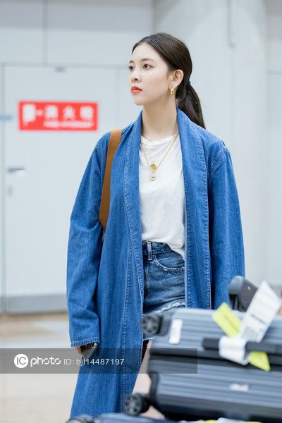 Imaginechina1's tweet photo. Chinese actress Cecilia Boey flaunts attractive slim figure with sexy long legs at Shanghai airport #CeciliaBoey #SongYanfei #宋妍霏
https://t.co/05dfbjzDM3 https://t.co/1G12tnw76U