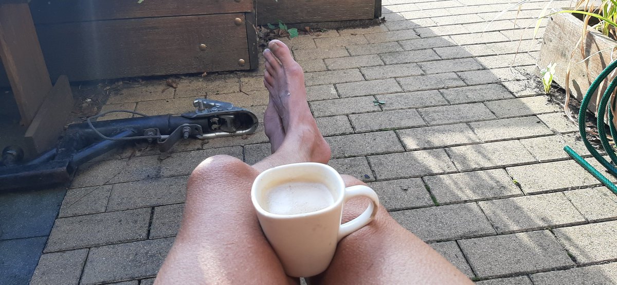 GerlantZ's tweet photo. Het is maar goed dat dit geen geur medium is. Wat ik ruik is geen koffie maar de geur van rottend gras van de composteerder een kilometer verderop. Gadverdamme! Waar mag ik kotsen? https://t.co/DlBinJobUd