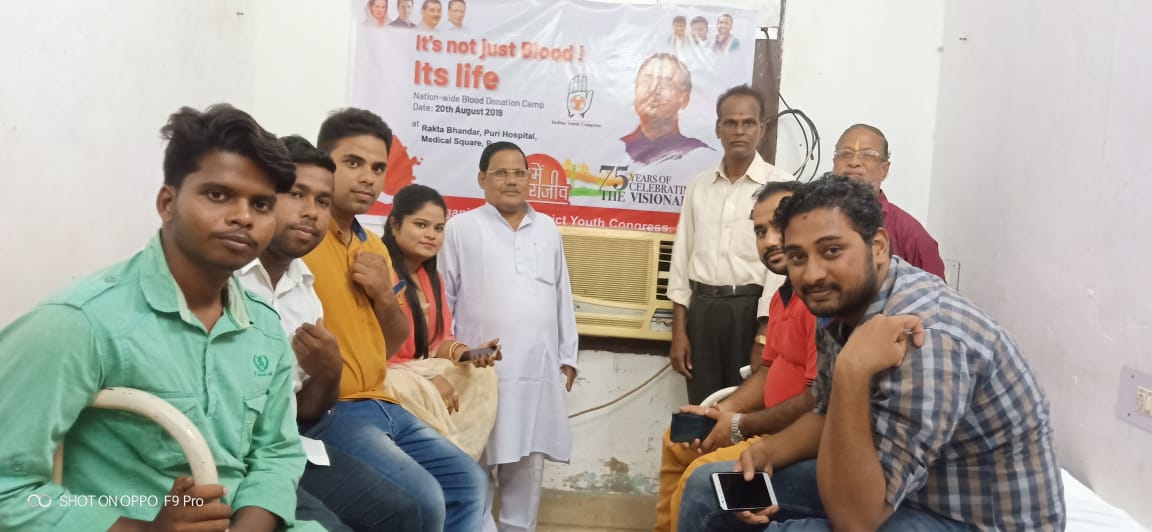 A_K_Dash_IYC's tweet photo. Today in Odisha #Puri on the birth anniversary of Bharat Ratna Shri #Rajiv_Gandhi Ji, Blood donation camp was organized by #DYC_Puri . I along with Puri Youth Leader DYC @kumaralokdash1 Ji, & others donated blood.#Rajiv75
@srinivasiyc @Arshad_IYC @IYC @ManojKu87598479 @Allavaru https://t.co/qKNq11Cd9A