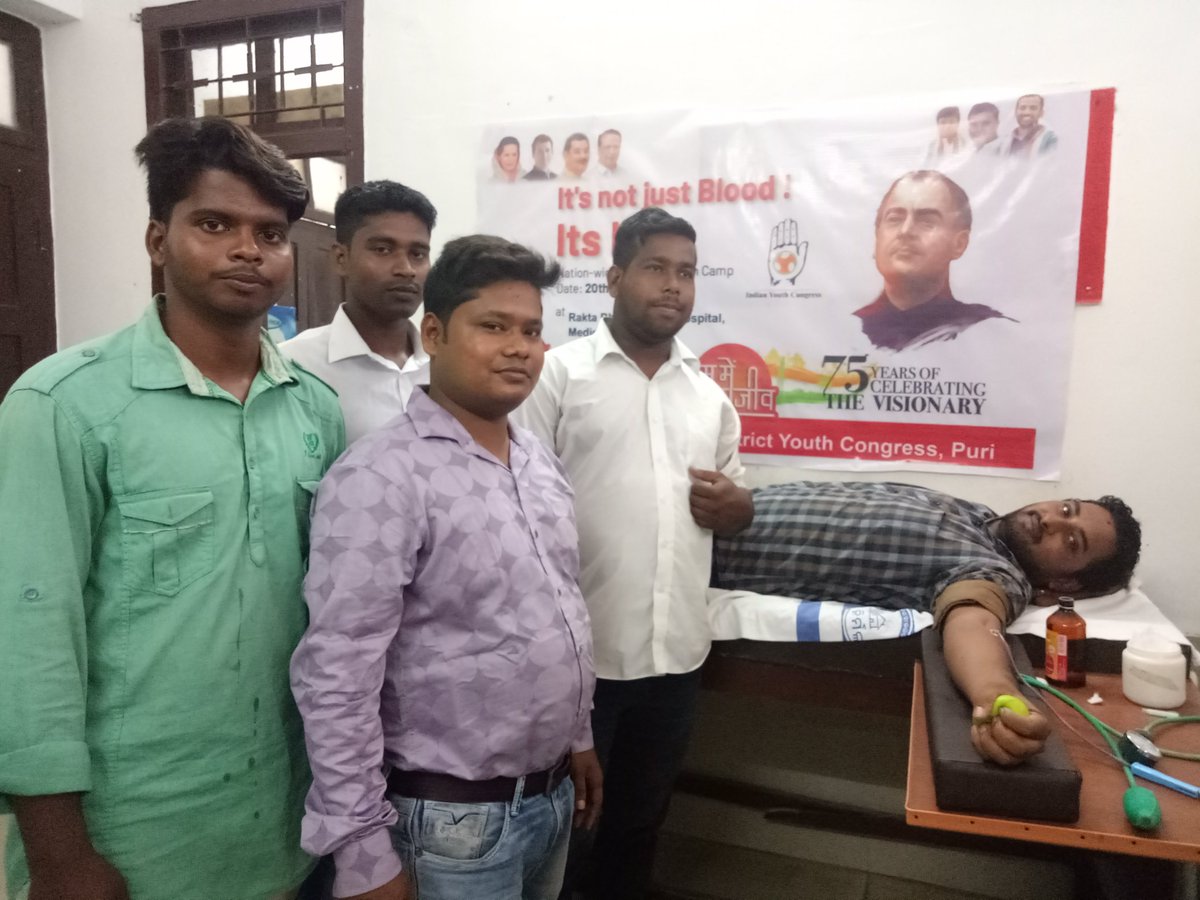 A_K_Dash_IYC's tweet photo. Today in Odisha #Puri on the birth anniversary of Bharat Ratna Shri #Rajiv_Gandhi Ji, Blood donation camp was organized by #DYC_Puri . I along with Puri Youth Leader DYC @kumaralokdash1 Ji, & others donated blood.#Rajiv75
@srinivasiyc @Arshad_IYC @IYC @ManojKu87598479 @Allavaru https://t.co/qKNq11Cd9A