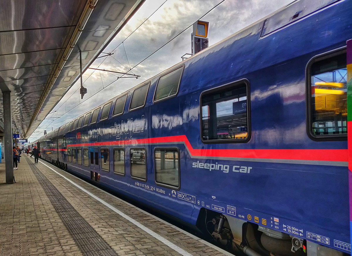 _DiningCar's tweet photo. 👋 Good Morning 🌄 from @unsereOEBB🇦🇹 #NJ467 (#Zürich🇨🇭-#Vienna🇦🇹). 1st we got a delicious breakfast from 6 components we chose yesterday evening w/ our sleeper ticket &amp; then we arrived 1min early, IT WAS GREAT 👍😍! #nightjet #nachtzug #nighttrain #staygrounded https://t.co/T9dS60tJIr