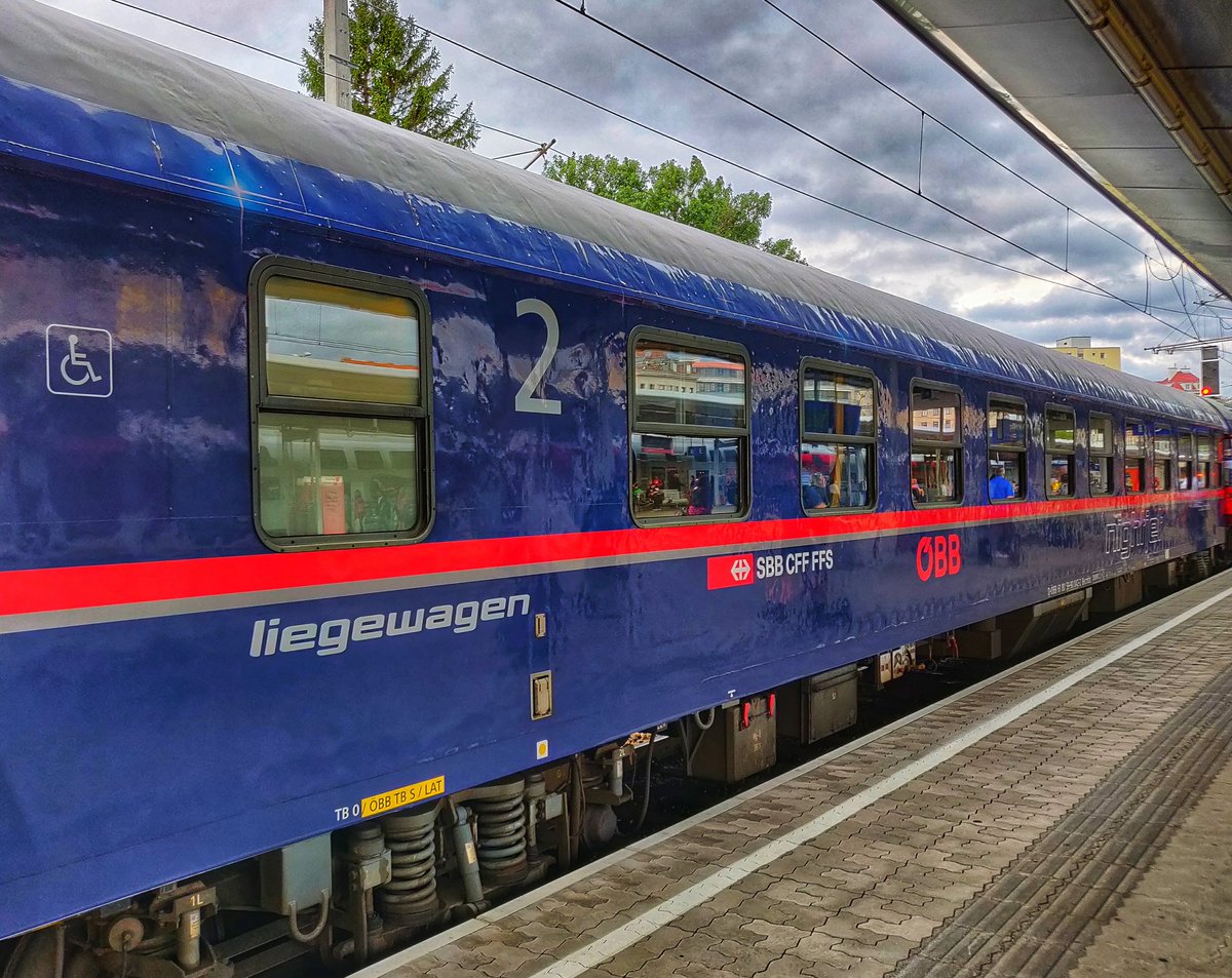 _DiningCar's tweet photo. 👋 Good Morning 🌄 from @unsereOEBB🇦🇹 #NJ467 (#Zürich🇨🇭-#Vienna🇦🇹). 1st we got a delicious breakfast from 6 components we chose yesterday evening w/ our sleeper ticket &amp; then we arrived 1min early, IT WAS GREAT 👍😍! #nightjet #nachtzug #nighttrain #staygrounded https://t.co/T9dS60tJIr