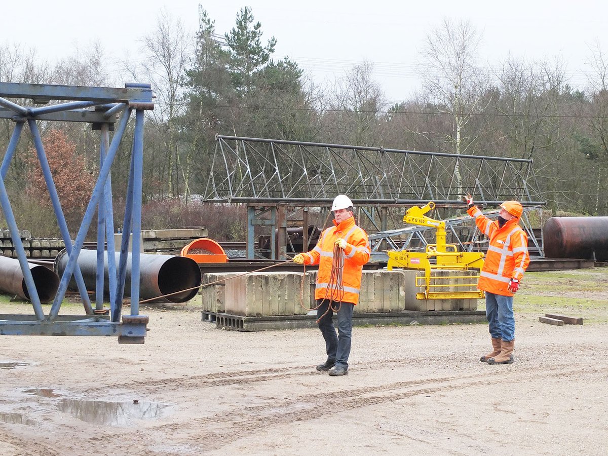 SOMABedrijfsopl's tweet photo. Tijdens de opleiding TCVT hijsbegeleider leer je o.a. meer over communicatie met de machinist, hand- en armseinen, werken met hijstabellen, inspectie hijsgereedschappen, veiligheid..... https://t.co/opUFFmakcG #tcvt #opleiding https://t.co/9ahRhzwY7T