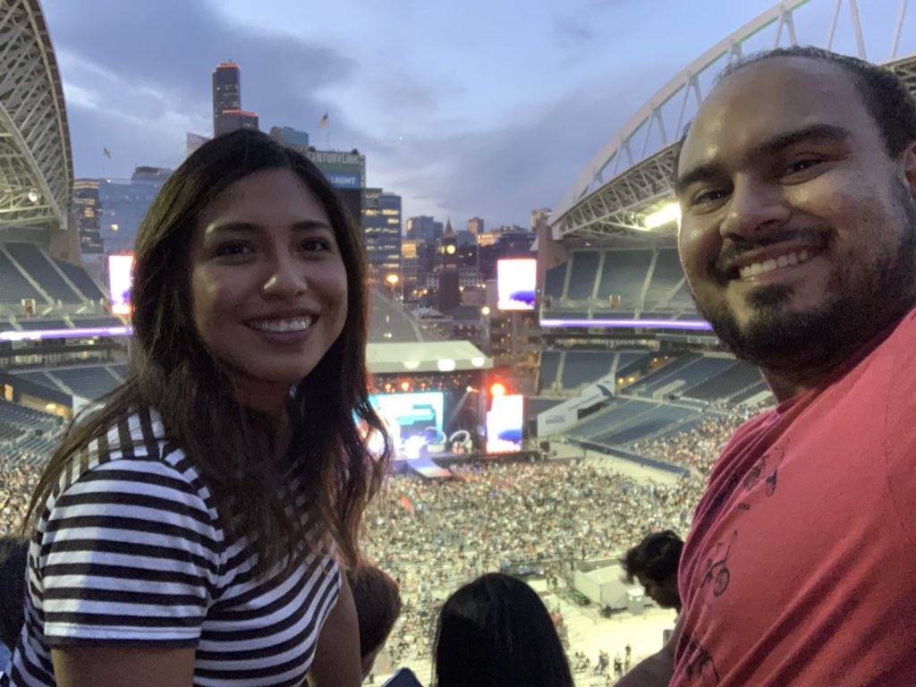 Apocalypshit's tweet photo. Ready for Katy Perry!! #AmazonConcert #bepeculiar #postprimedayconcert https://t.co/D69YMFkSou