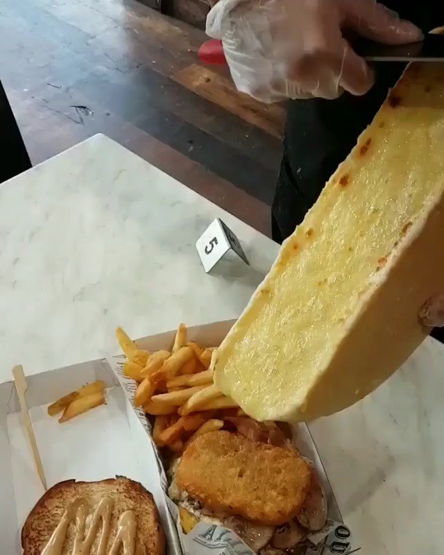 BareGrillBourke's tweet photo. Hump day calls for extra cheese. Fantastic video @hungryvids https://t.co/JHN77j2DBb https://t.co/PUZmdhQmn0