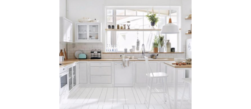 MurielCapi's tweet image. De jolis meubles en bois, des étagères et de petits objets chinés 👉 voici la base de la #cuisine cottage d’aujourd’hui ⤵️ mon.actu.io/r/dxyzbxm