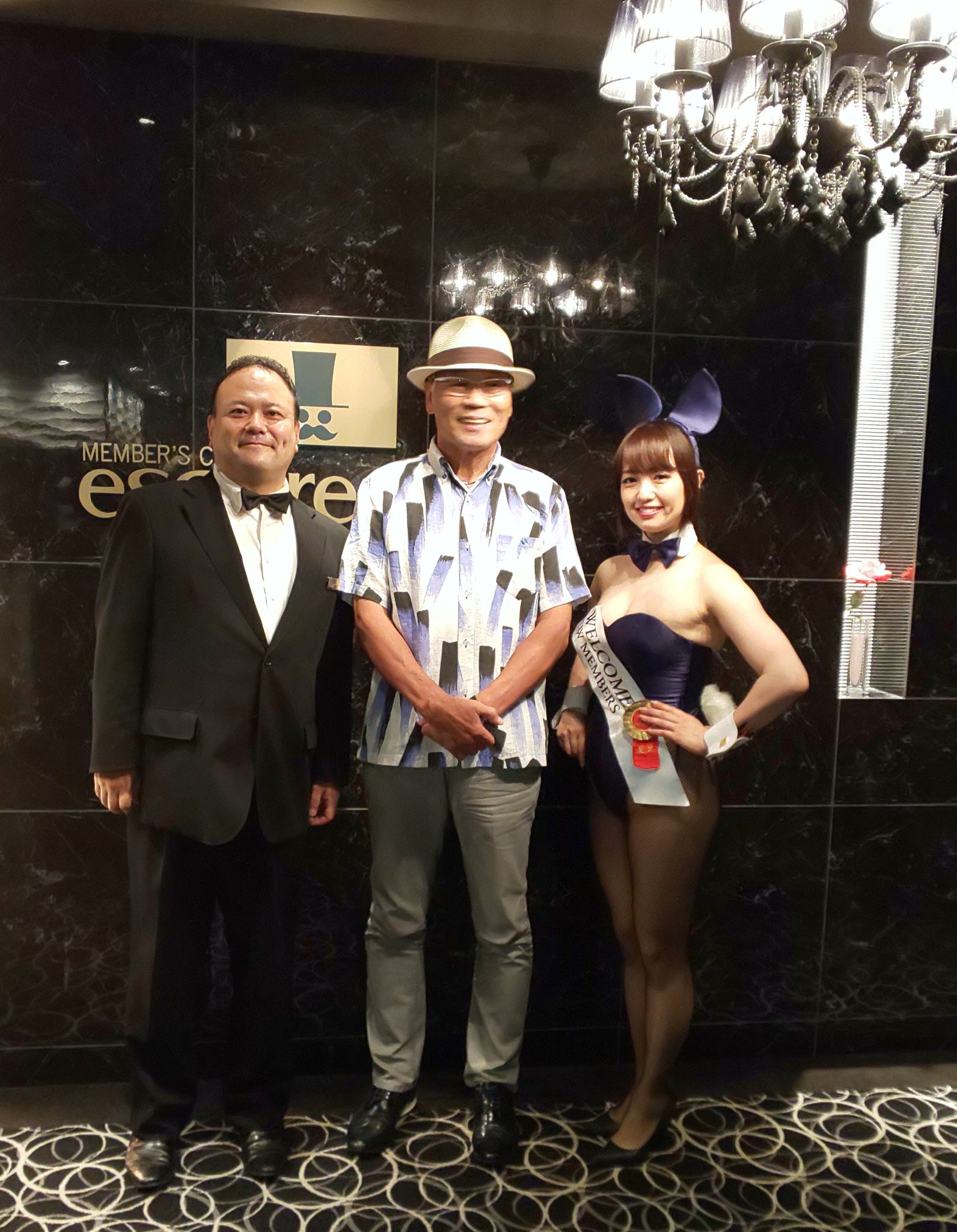 オール巨人 先日 エスカイヤクラブ に入会 昨夜の大阪の夜景 可愛いバニーちゃん と 店長さんから 写真を お願いされて 僕のスマホ でも一枚