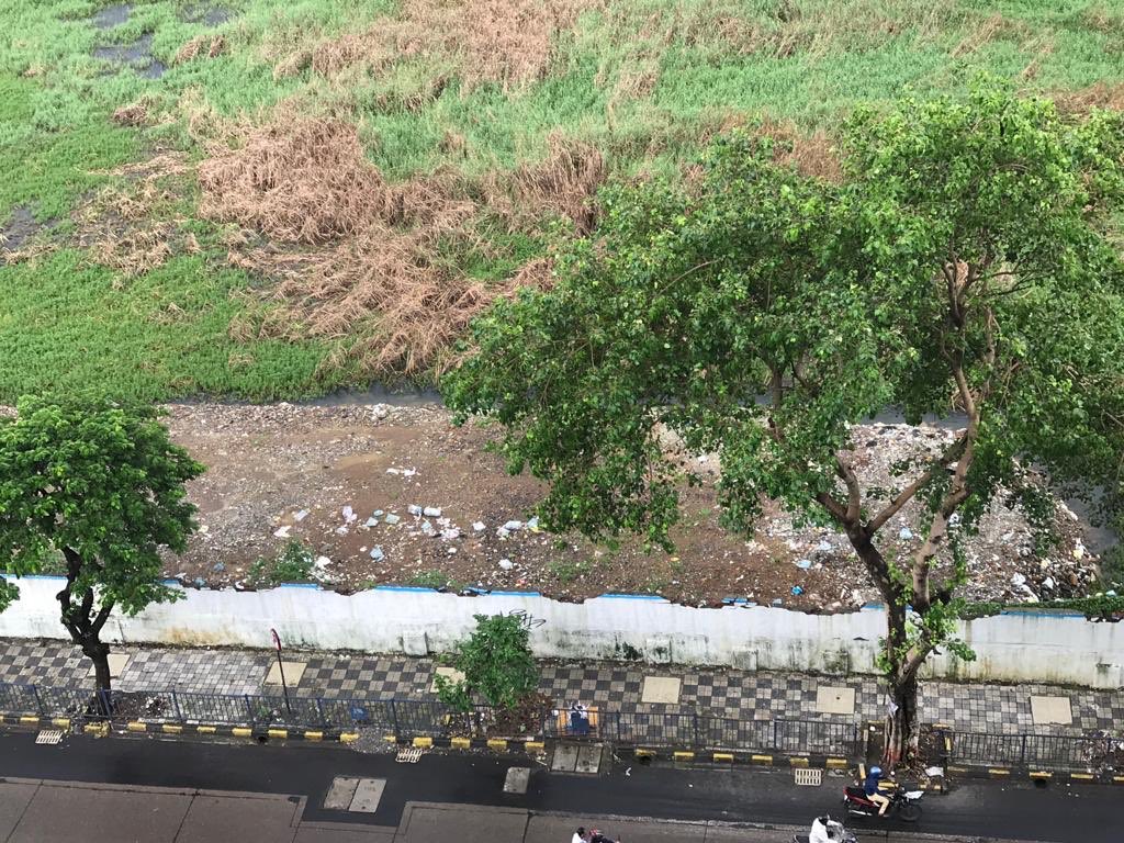 dhavalgandhi007's tweet photo. Dear @mybmc @AUThackeray @Dev_Fadnavis @AmeetSatam there is a swamp which has come up on the AAI land, near juhu circle maybe due to the outet of sewage water from The Club causing the breeding of insects making the residents in the area prone to diseases,can you please address https://t.co/zOYgIORJ9s
