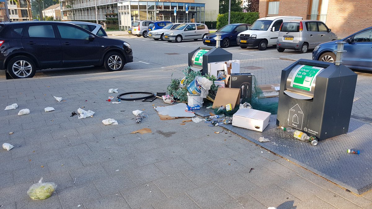 Laura52444821's tweet photo. Meerleveld dozen en rommel opgeruimd de burgers blijven het er naast gooien terwijl de container leeg is 1 maal pv en rondom weer schoongeveegd https://t.co/H0OjZKVzff