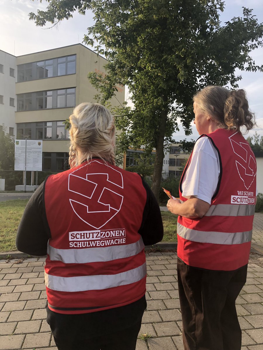 StefanTrautman3's tweet photo. Der frühe Vogel fängt den Wurm 😬
Soeben haben wir eine #Schutzzone in Form einer #Schulwegwache vor der „Schule am Hollender“ in #Döbeln-Nord gebildet. #Westenshow #fotoschuding #fotoshoting #mittelsachsen https://t.co/FT8Zd33faw
