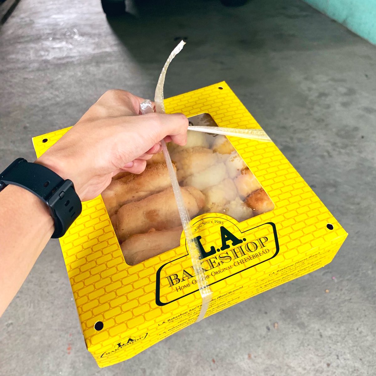 enjayneer's tweet photo. Thanks #manganph app for spoiling me with my random cravings. #LAbakeshop https://t.co/8hdUwzPLJm