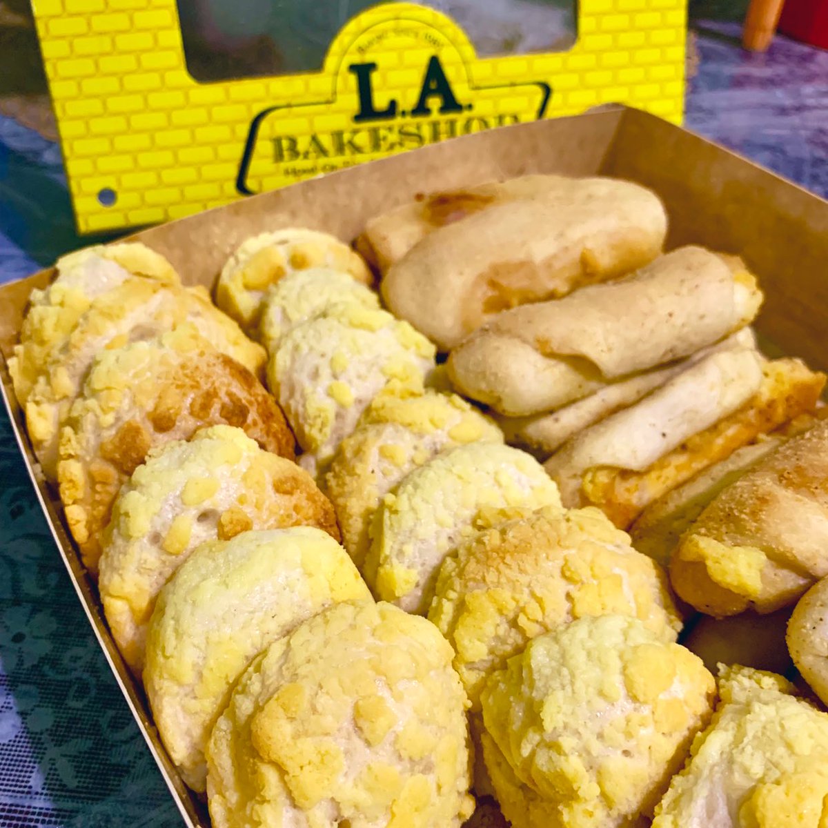 enjayneer's tweet photo. Thanks #manganph app for spoiling me with my random cravings. #LAbakeshop https://t.co/8hdUwzPLJm