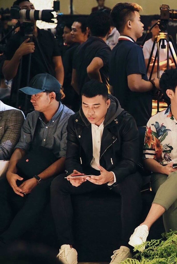 DdToee's tweet photo. "ᵂᴴᴱᴺ ᴾᴱᴼᴾᴸᴱ ˢᴴᴼᵂ ᵞᴼᵁ ᵂᴴᴼ ᵀᴴᴱᵞ ᴬᴿᴱ, ᴮᴱᴸᴵᴱᵛᴱ ᵀᴴᴱᴹ."                                      #DYT #Deyay #DYay #DeYayToe #fashionshow #ဒီေရတိုး #ootdfashion #ootdmen #Myanmar #Singer #DD https://t.co/gPjzEg8RFz