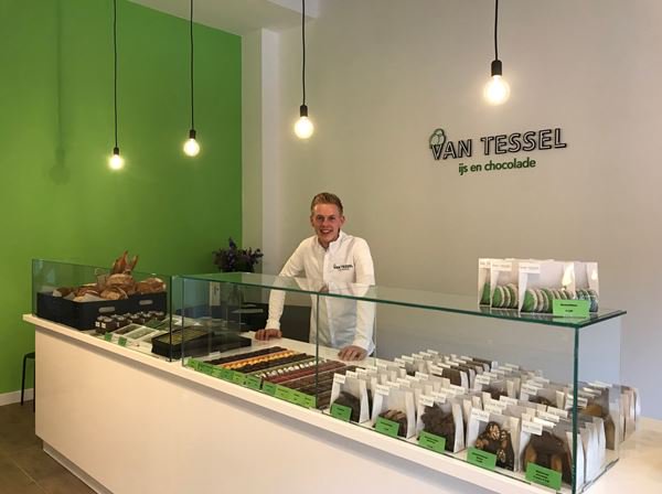 startmetsucces's tweet photo. Startersdag Zeist

KEYNOTE SPEAKER (Bas van Tessel) aan het woord:

Ondernemen zit in je bloed!
"Al vanaf jongs af aan droomde ik ervan om een eigen winkel te hebben (...) En nog geen 5 jaar later sta ik hier in mijn eigen zaak! Dit kun je bereiken door je passie te volgen (...) https://t.co/58NunZcwvD