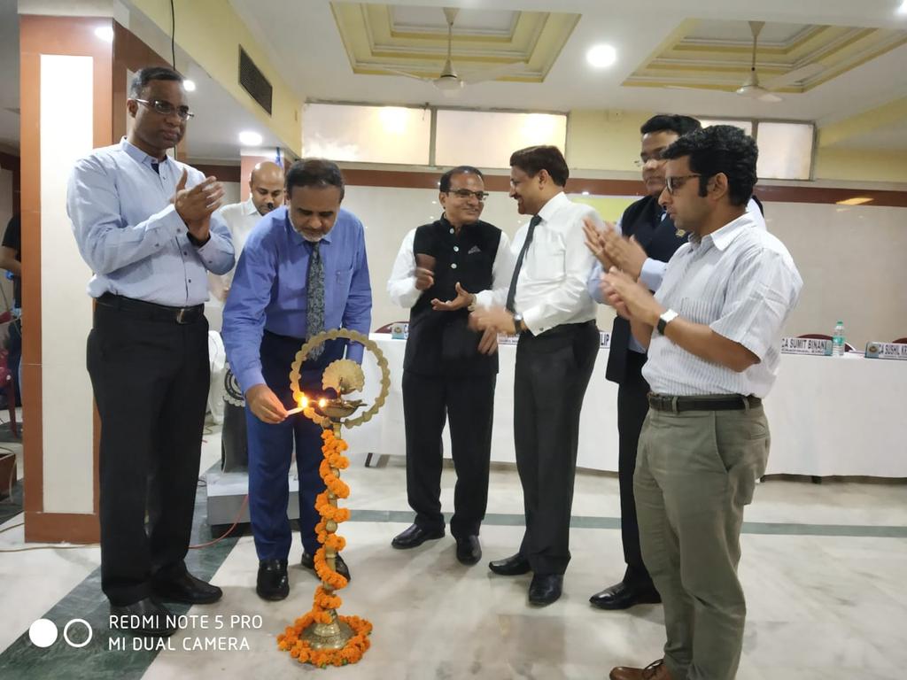 cgstkolkatazone's tweet photo. GST Mela - Handholding session conducted at the Bhawanipur Education Society College, Kolkata in association with ICAI, EIRC on 04.07.2019 - for providing trade specific resolutions to queries on GST. https://t.co/ZWQNOvG5Gw