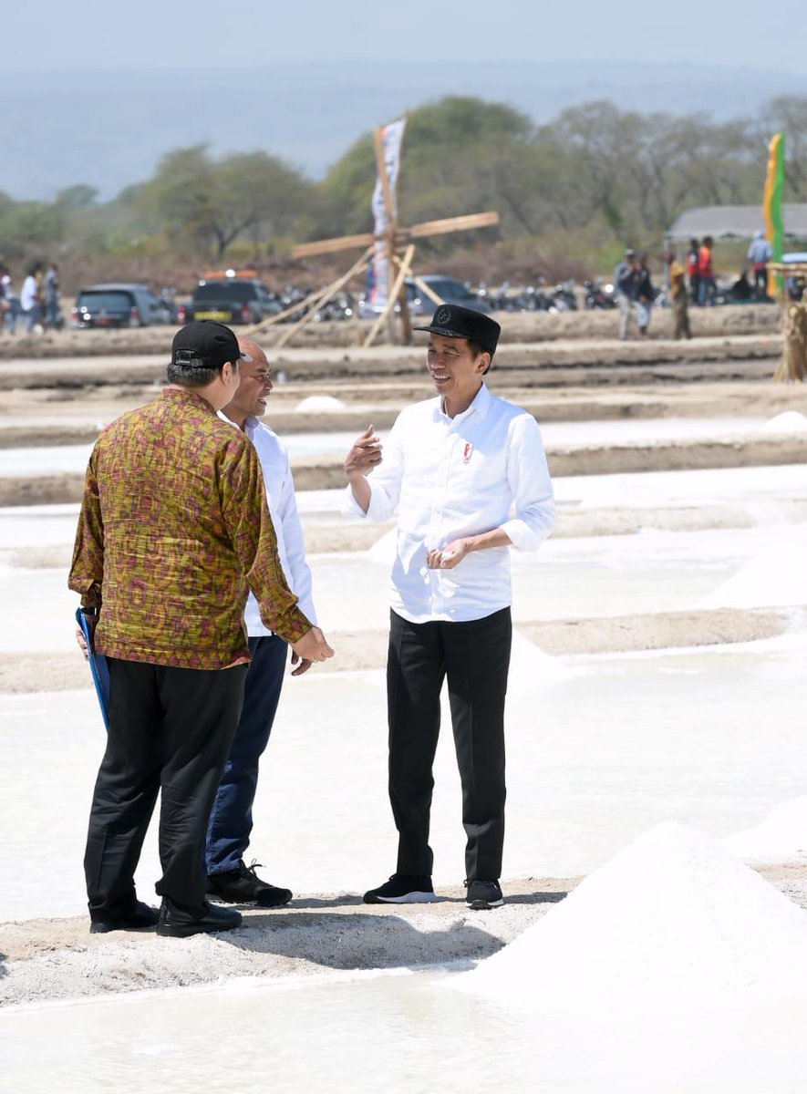 jokowi's tweet photo. Tambak-tambak garam Desa Nunkurus, Kupang Timur, di NTT kini sudah berproduksi dengan baik. Kualitas garamnya bagus, lebih putih, bisa jadi garam industri, dan kalau diolah lagi jadi garam konsumsi.

Di Kupang terdapat 600 ha tambak garam, yang sudah produksi baru 10 ha. https://t.co/gMpsFCEiwB
