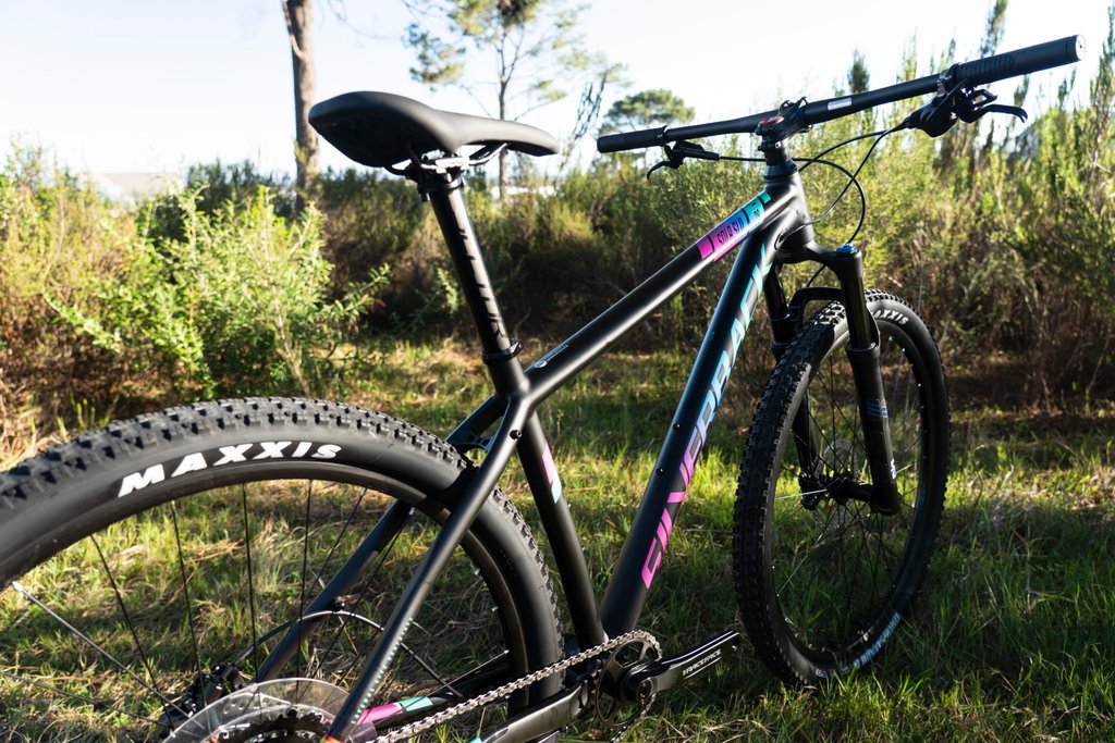 SilverbackBikes's tweet photo. The SOLA SLD (Silverback Ladies Design) is the right bike for racing or riding. Together with fresh graphics, it sets the tone for a performance conscious cross-country rider. #SilverbackBikes #SheSilverback #BornToBeFast https://t.co/Q9EhvIV7pZ https://t.co/XytdThFR3h