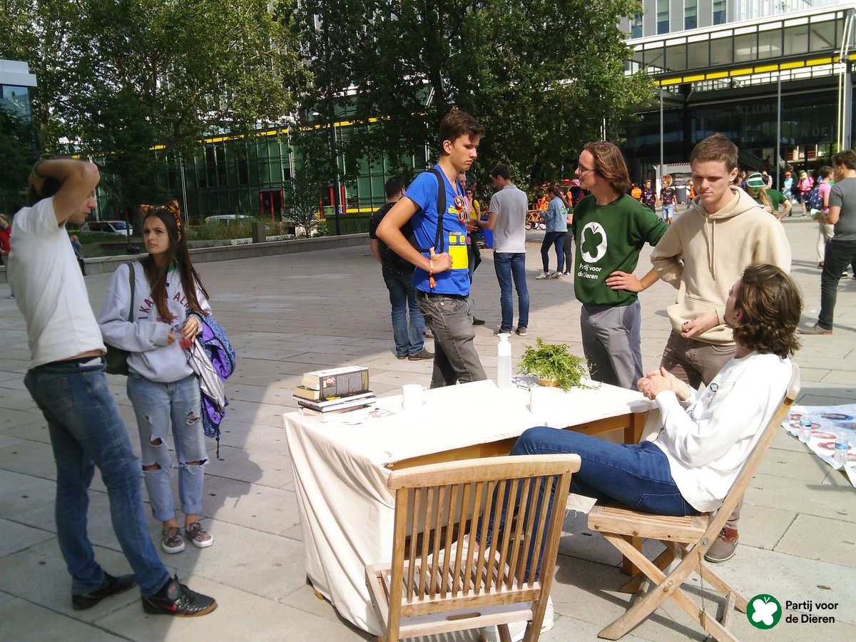 PvdDBrabant's tweet photo. Gisteren stonden we op de #intromarkt van de @TUeindhoven en hebben we veel leuke nieuwe studenten gesproken.
Misschien kwam het door het zonnetje, maar als het aan deze studenten ligt, is de toekomst vegan! https://t.co/5Nik9Ylony