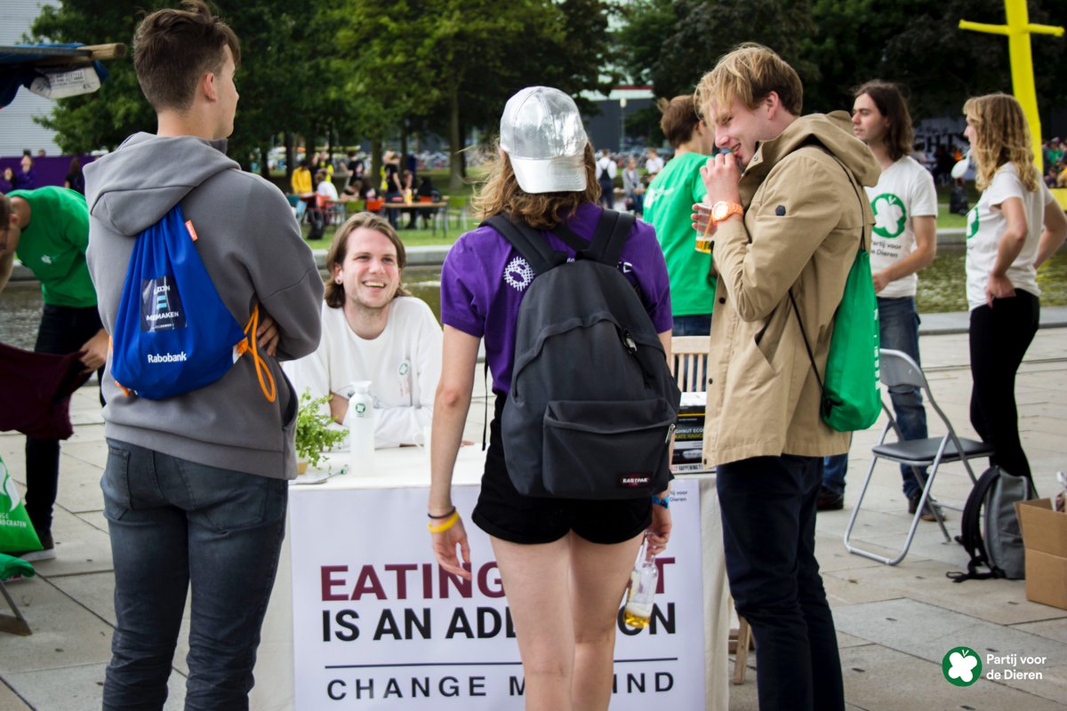 PvdDBrabant's tweet photo. Gisteren stonden we op de #intromarkt van de @TUeindhoven en hebben we veel leuke nieuwe studenten gesproken.
Misschien kwam het door het zonnetje, maar als het aan deze studenten ligt, is de toekomst vegan! https://t.co/5Nik9Ylony