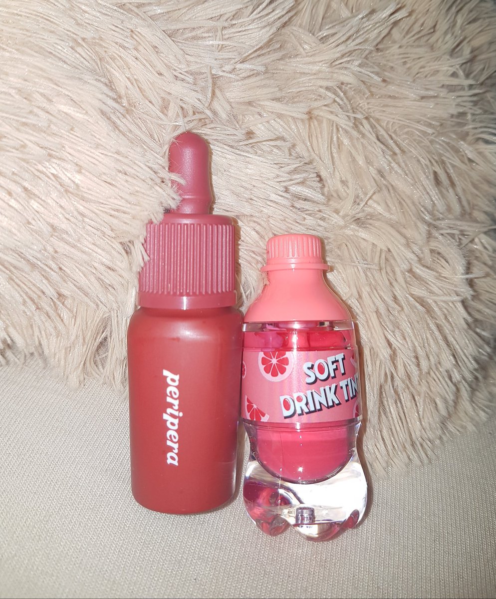 NyniiRob's tweet photo. Les 2 lip tints que j'ai choisi
Donc j'ai pris le Crush Burgundy Brick #023 Ink Velvet chez Peripera
Et le Grapefruit Fantasy #OR201 Soft Drink Tint chez Etude house https://t.co/UGvVlVR2QR