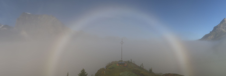 Kurzlebiges, faszinierendes Phänomen heute Morgen auf der #Fürenalp: ein #Nebelbogen. Dieser kann beobachtet werden, wenn man sich am Nebel- oder Wolkenrand befindet. Weitere Infos: bit.ly/2ZhGfqf #MeteoSchweiz
Quelle: fuerenalp.roundshot.com