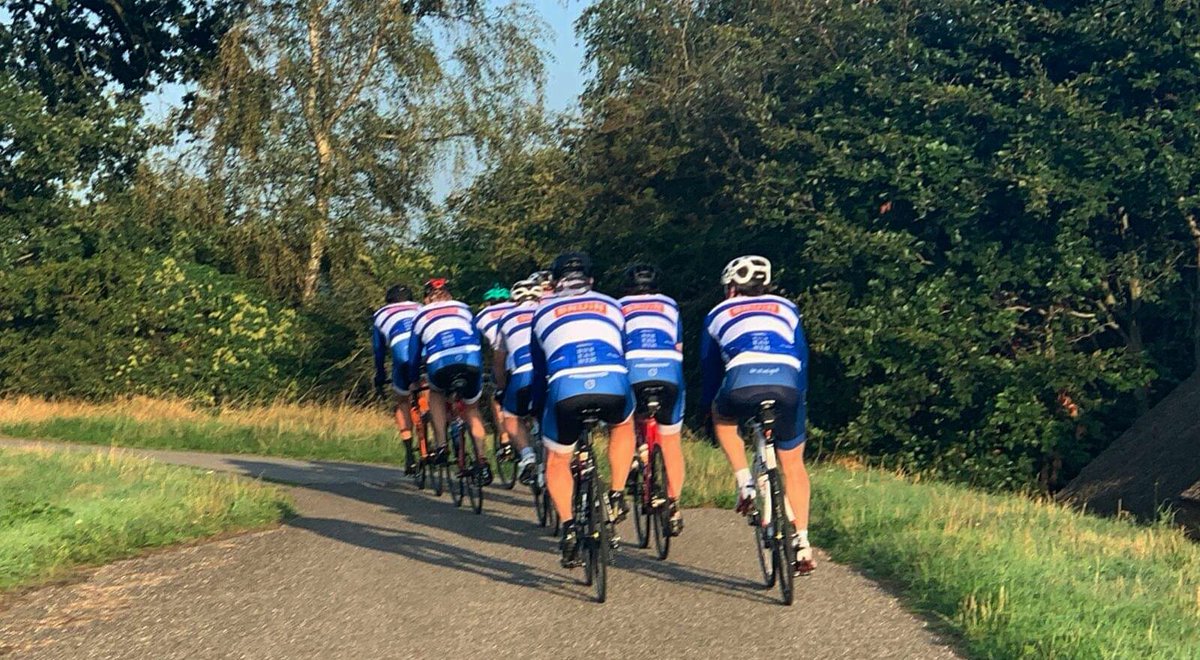 ZwolleBusiness's tweet photo. Voor dag en dauw zaten de mannen van het PEC Peloton al op de fiets. Op 21 september staat de etappe naar Groningen op de rol, waar PEC Zwolle die avond in actie komt. #pecpeloton #peczwolle https://t.co/tU8YAsvJUj