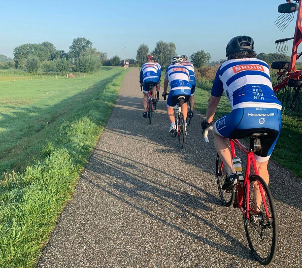 ZwolleBusiness's tweet photo. Voor dag en dauw zaten de mannen van het PEC Peloton al op de fiets. Op 21 september staat de etappe naar Groningen op de rol, waar PEC Zwolle die avond in actie komt. #pecpeloton #peczwolle https://t.co/tU8YAsvJUj