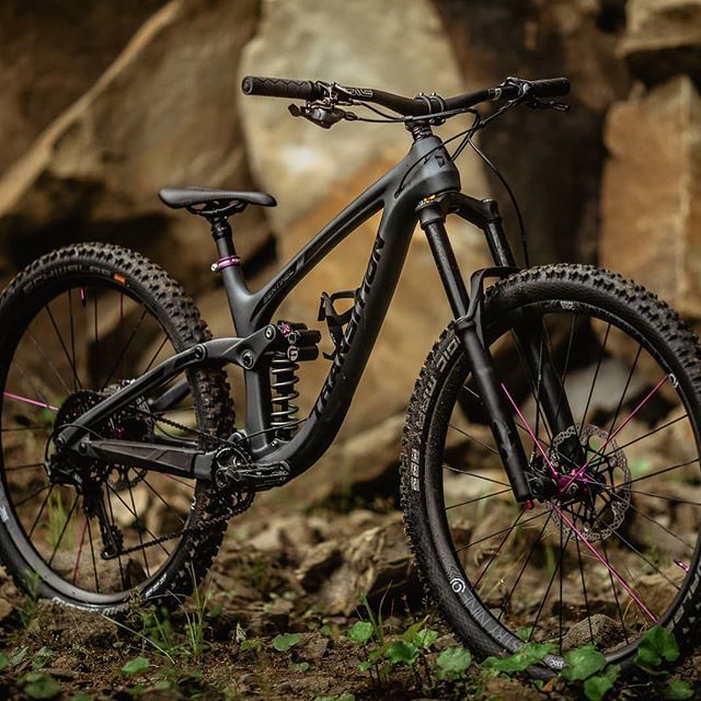 Follow the link in bio and check the bike of the day on @vitalmtb cause it's gorgeous. #rideformula <a href="/transitionbikes/">Transition Bikes</a>  #chang3everything ift.tt/2HicmzV
