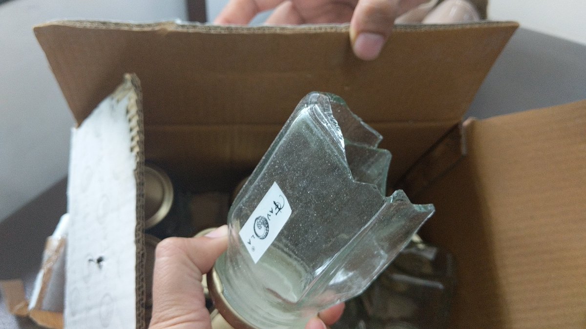 dr_suraj's tweet photo. So @amazonIN believe it's okay to send such a product to a person, but when asked to refund - their own delivery guys REFUSE to pick it up - 5 times! & yet the #amazonagents keep scheduling pick-ups without refund for 10 days! The #sale has broken @amazonIN ethics? https://t.co/95hlwP0YQH