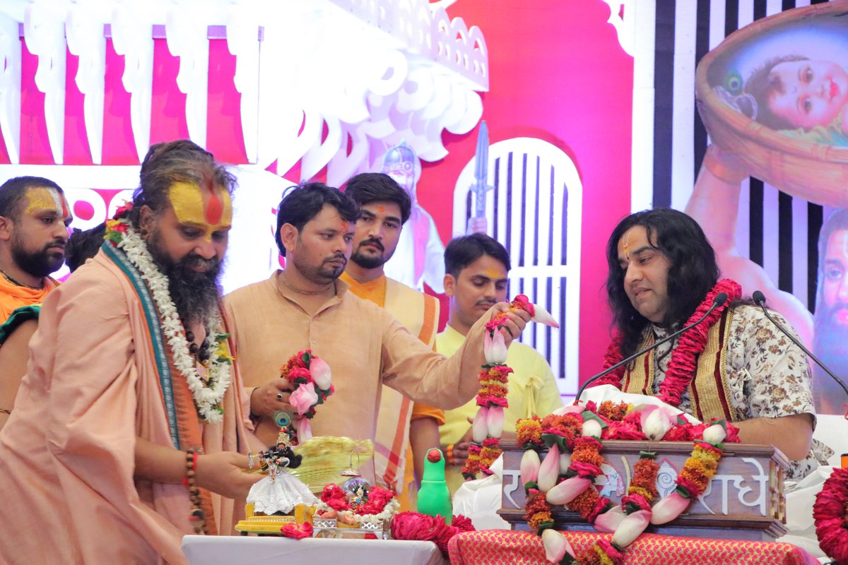 DN_Thakur_Ji's tweet photo. वृंदावन में आयोजित श्रीकृष्ण जन्माष्टमी महोत्सव के आयोजन में उ.प्र सरकार में कैबिनेट मंत्री श्री @ncbjp_laxmi जी, केंद्रीय मंत्री श्री @girirajsinghbjp जी, मलूक पीठाधीश्वर स्वामी श्री राजेंद्र दास जी महाराज, सासंद श्री @drsakshimaharaj जी ने अपनी गरिमामयी उपस्थिती दर्ज करवाई। 1/2 https://t.co/X7aoLzmNjh