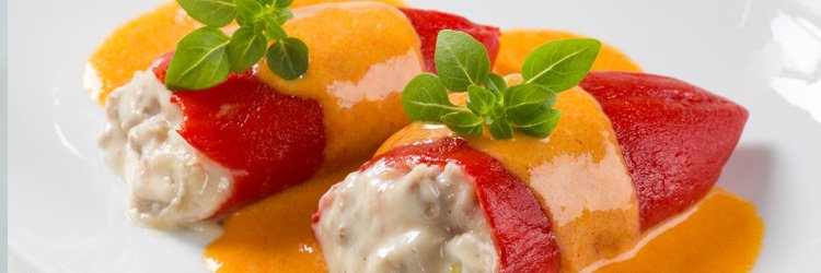 Hoy comemos estos pimientos rellenos de <a href="/CorpaChef/">Corpa</a>. ¿Te gustaría servirlos en tu catering? ¡Contacta con nosotros!